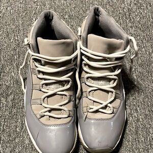 Jordan 11 retro “ Cool grey”
Gently used